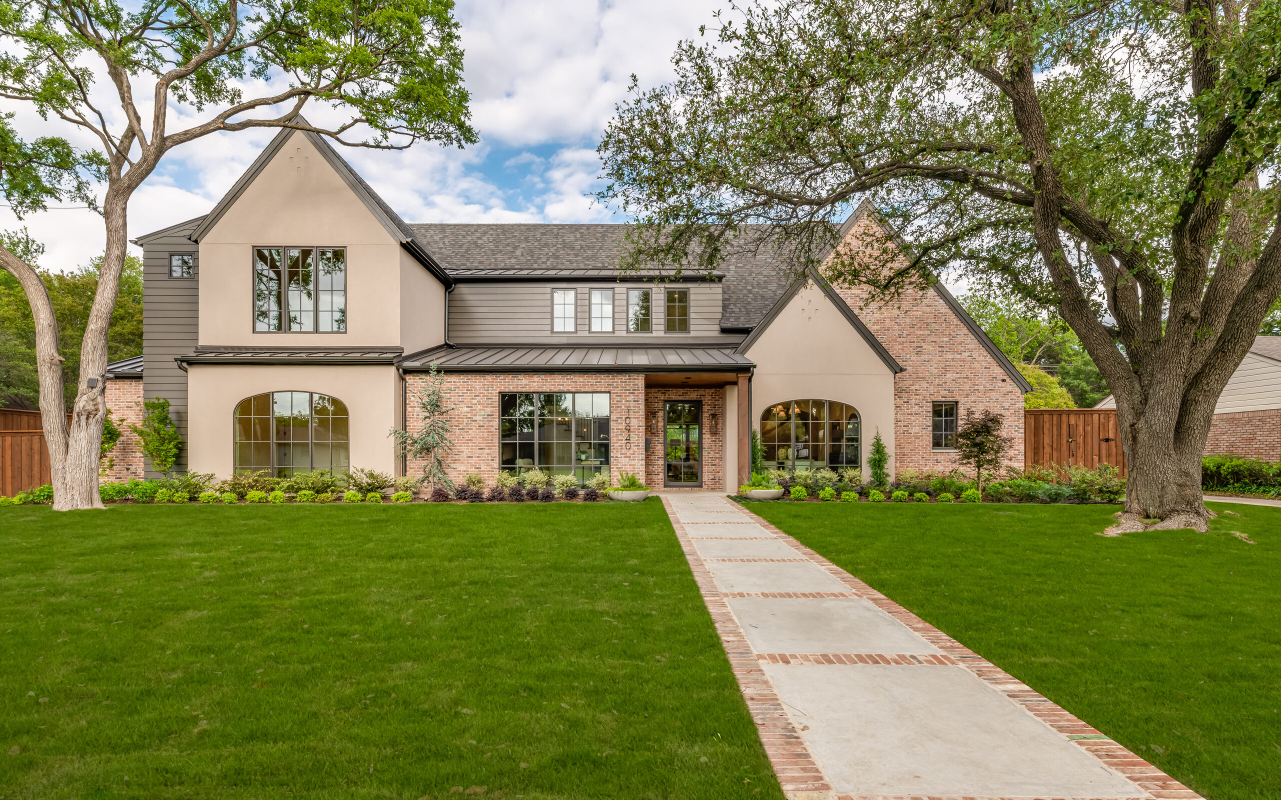 10940 Snow White Dr-1